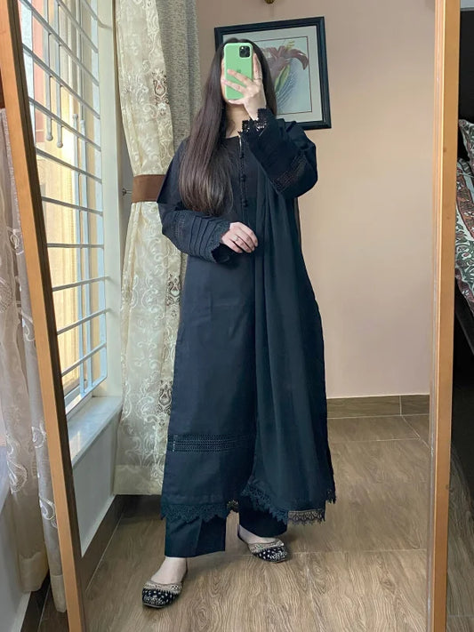 Obsidian Elegance – The Majestic Drape